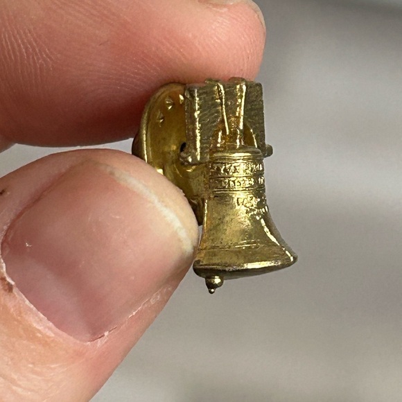 5/$25 vintage tiny Gold Liberty Bell Pin 🛎️ - Picture 4 of 7